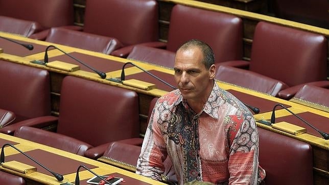 Varufakis escandaliza con una camisa al borde de la psicodelia