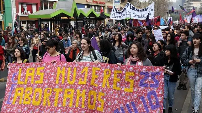 Cientos de manifestantes chilenos se manifestaron en julio en favor de la despenalización del aborto