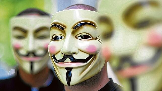 Activistas de la organización Anonymous tapados con máscaras el 14 de agosto de 2008, durante una manifestación en Berlín