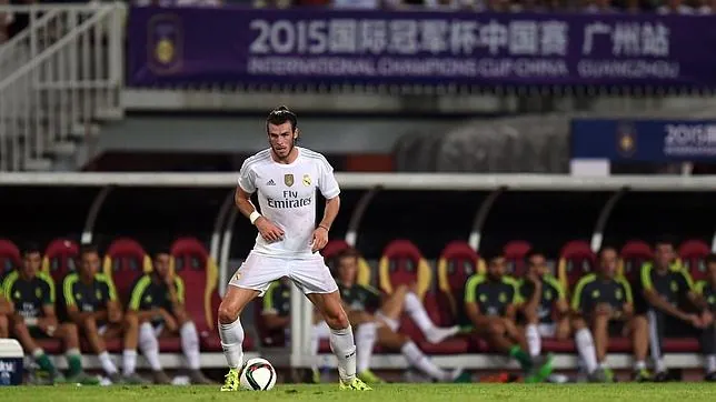 Bale en su nueva posición, lejos de la banda