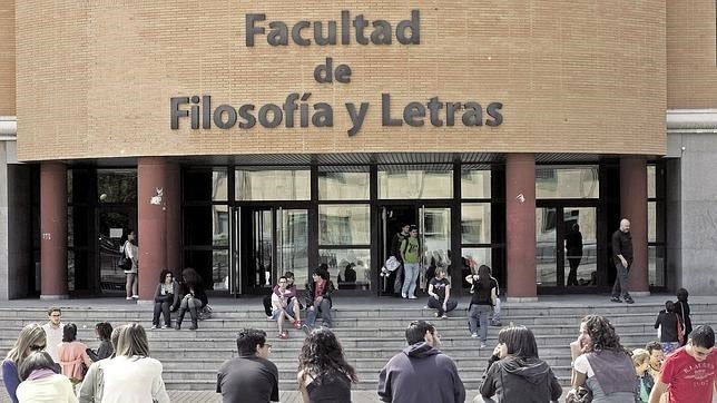 Más becarios universitarios pero con menos ayudas en el curso 2013-2014