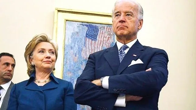 Joe Biden, en primer término, ex observado por Hillary Clinton