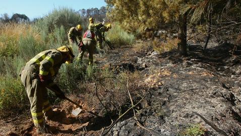 La Junta rebaja el nivel del incendio que amenazó a varias viviendas cerca de Ponferrada