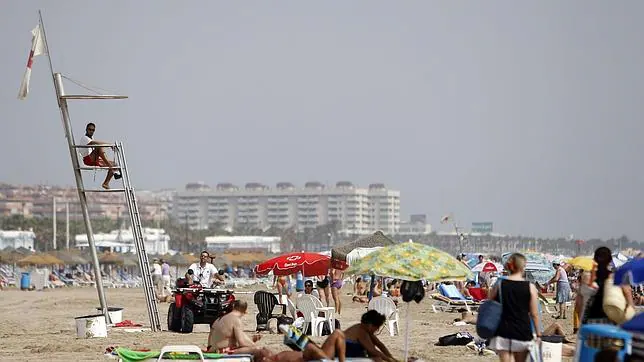En la imagen, un socorrista vigila la playa de la Malvarrosa de Valencia