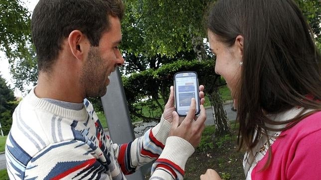 La «nomofobia», o el miedo a salir de casa sin el «smartphone», afecta ya al 75 por ciento de los españoles