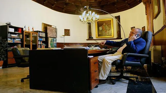 Imagen de Joan Calabuig en su despacho del Ayuntamiento de Valencia