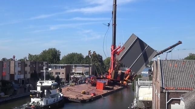 El remplazo de un puente en Holanda acabó en un aparatoso accidente