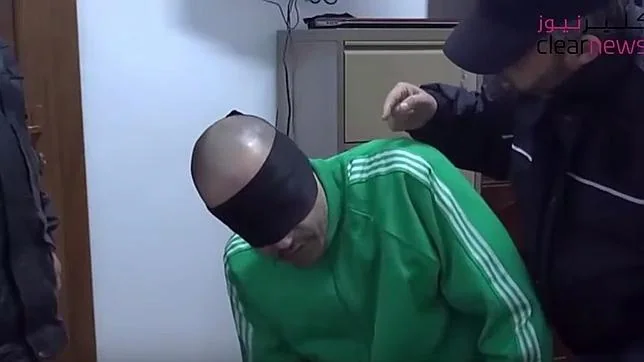 Un vídeo publicado por Clear News enseña las torturas que recibió en la cárcel uno de los hijos de Gadafi