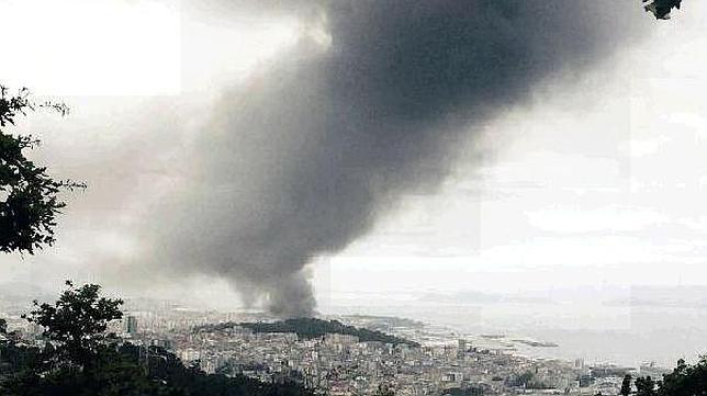 Un incendio arrasa los 4.000 metros de la antigua nave de Freiremar en Vigo