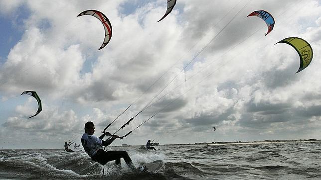 La práctica del kitesurf se ha extendido considerablemente en los últimos años