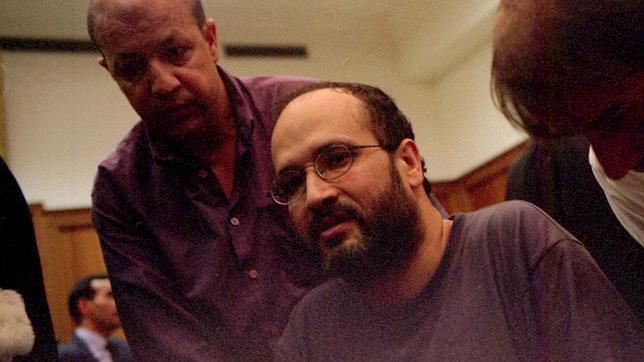 El periodista Ali Lmrabet en un tribunal de Rabat durante su huelga de hambre de 2003