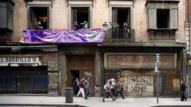 Varios okupas entran en un edificio en la calle Atocha de Madrid