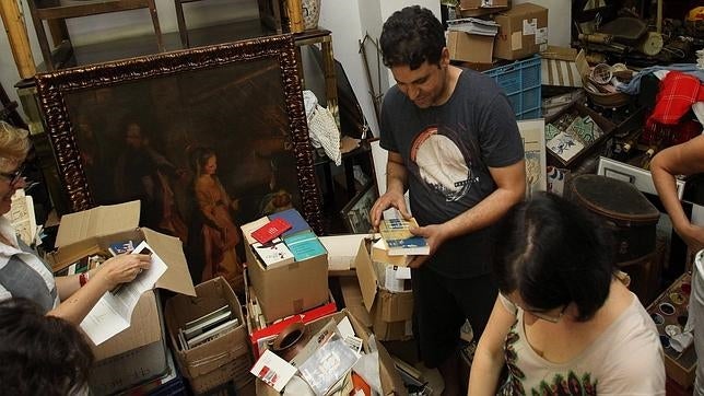 Revisan documentos del pintor Ràfols-Casamada que se vendían en un mercadillo