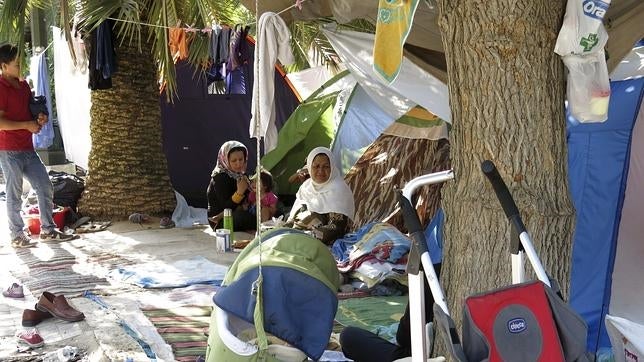 La vida parada de los refugiados afganos en un improvisado campamento en el centro de Atenas