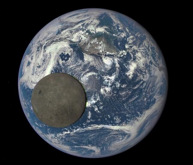 Imagen distribuida por la NASA con la Luna pasando entre la Tierra y el satélite DSCOVR