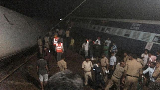 Al menos 24 muertos en la India tras descarrilar dos trenes y caer uno al río