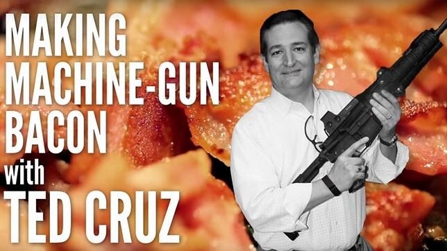 Youtube: El senador republicano Ted Cruz, con el arma que utilizó para freir una lámina de beicon