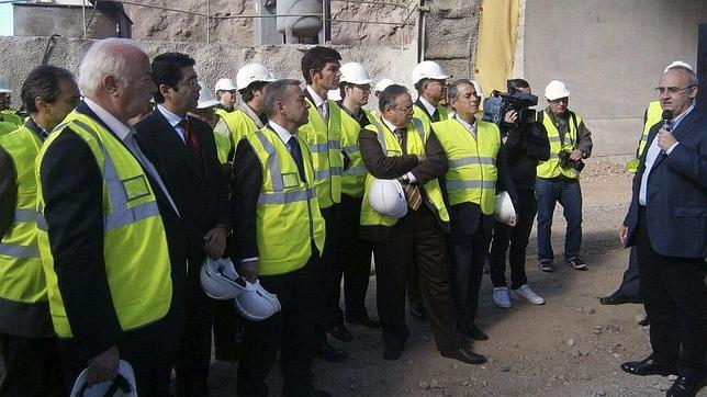 El expresidente Paulino Rivero, el exconsejero Domingo Berriel y otras autoridades, en una visita a una zona de obras del «anillo insular», en Tenerife