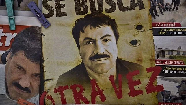 Cartel con la cara de «El Chapo» en una parada de autobús en México