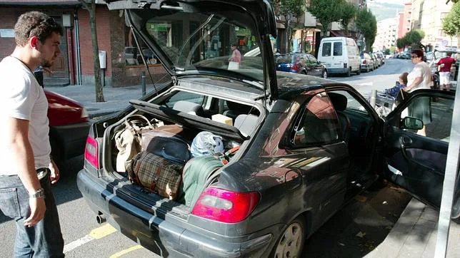 Un joven carga el maletero antes de salir de viaje