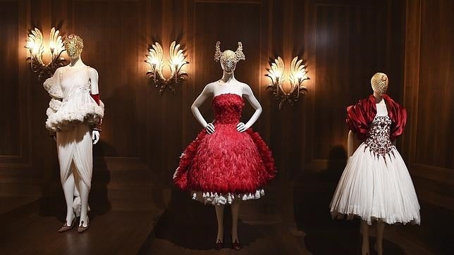 La exposición de McQueen bate récord de visitas en el museo V&A de Londres