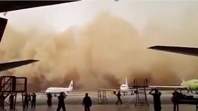 Una increíble tormenta de arena «devora» el aeropuerto de Amán