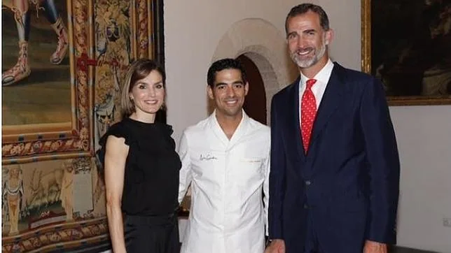 Doña Letizia y Don Felipe, con el joven chef Andreu Genestra, el pasado 6 de agosto en Palma de Mallorca
