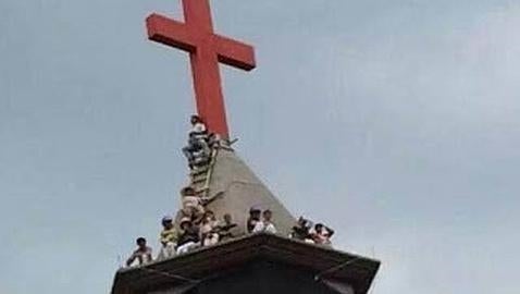 Un grupo de cristianos lleva un mes en el tejado de una iglesia en China para defender su cruz