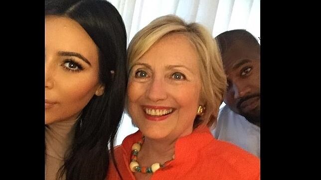 Una Clinton sonriente con sus «nuevos amigos»
