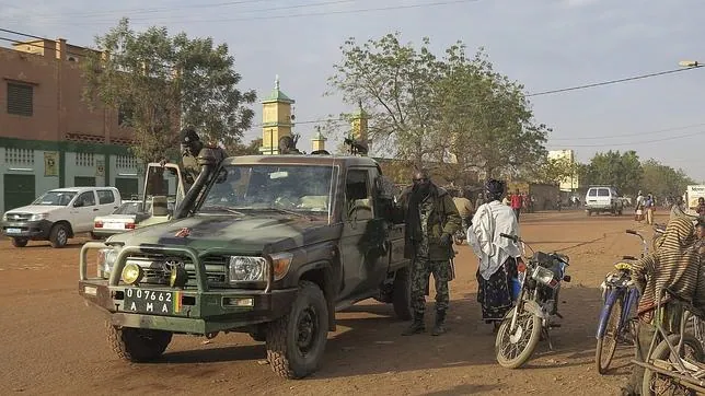 Miembros de las Fuerzas de Seguridad malienses mientras patrullan la ciudad de Sévaré, en una imagen de archivo