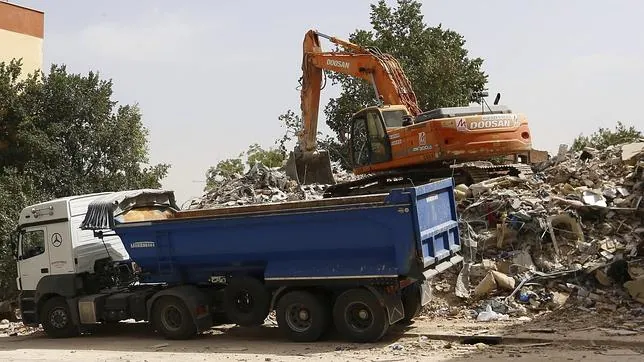 Una excavadora durante las labores de derrumbe del edificio situado en Carabanchel, que se vino abajo tras ser desalojados horas antes sus vecinos