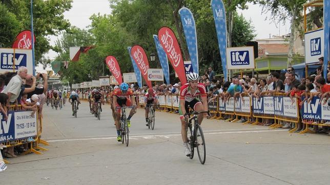 Kevin Suárez gana en Consuegra y es el primer líder de la Vuelta a Toledo