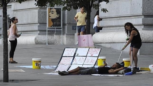 El concejal de Seguridad ordena retirar el cartel: «Todos los polis son unos bastardos»