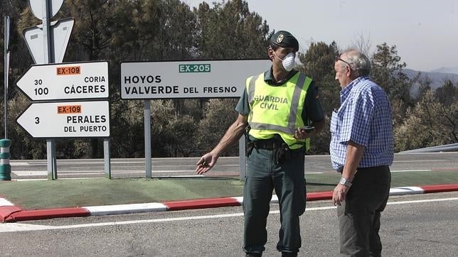 Los vecinos desalojados por el incendio de Cáceres vuelven a sus hogares