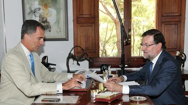 El Rey con el presidente del Gobierno, Mariano Rajoy, en el Palacio de Marivent el pasado verano