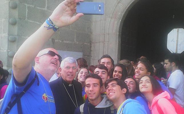 El selfie de los jóvenes con el arzobispo de Toledo