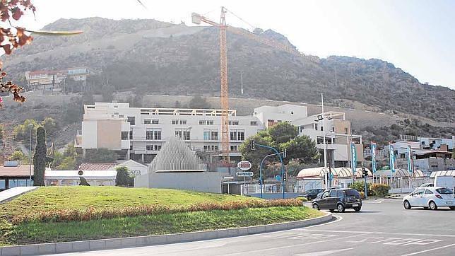 El tripartito ordena la paralización de las obras del hotel de la Serra Grossa