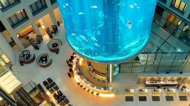 El increíble hotel acuario de Berlín