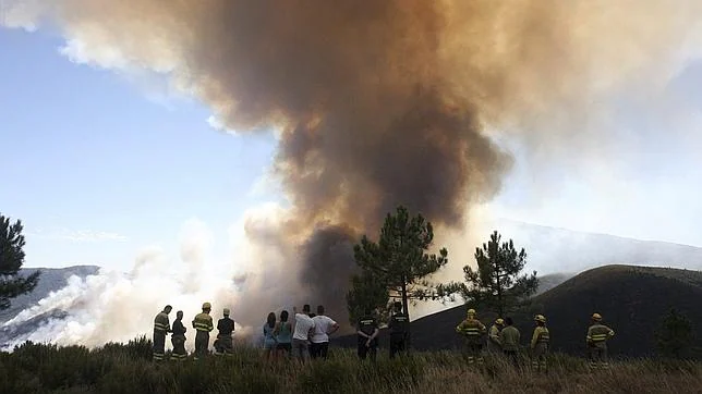 Bomberos de Salamanca vigilan el incendio forestal declarado en Acebo (Cáceres)