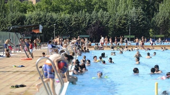 Imagen de la piscina del polideportivo munincipal Vivente del bosque