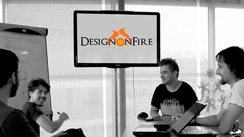 Los creadores de Suri trabajando en el proyecto