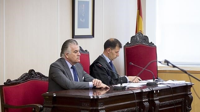 Bárcenas firma en el juzgado de Vielha para pasar vacaciones en el Valle de Arán