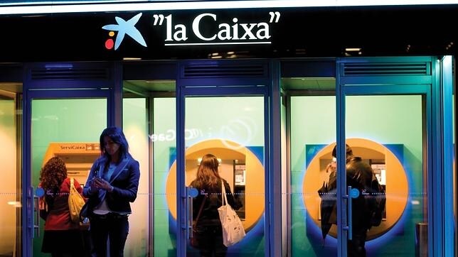 Caixabank fue la primera entidad en aprobar las comisiones en los cajeros para los no clientes