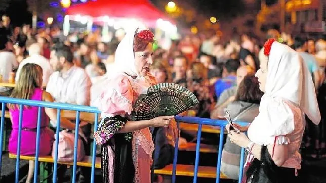 Dos mujeres, vestidas de chulapas, los trajes típicos de Madrid