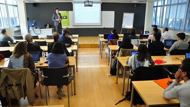 El número de personas interesadas en estudiar catalán desciende a la mitad