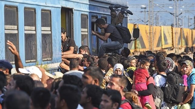 Los refugiados pagan una fortuna para escapar de la guerra por la ruta griega, la  más segura