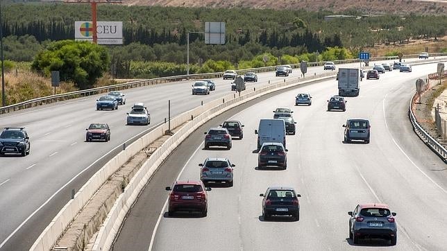 Conducen 150 kilómetros antes de darse cuenta de que olvidaron a su hija de tres años