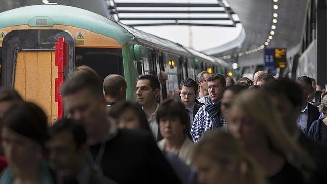 El regulador ofrece a Network Rail la posibilidad de abonar la multa o bien de entregar una reparación económica a los pasajeros afectados