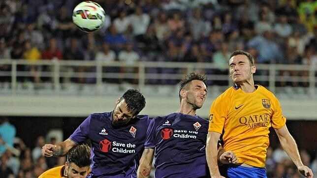 Thomas Vermaelen pugna por un balón durante el encuentro amistoso del Barcelona ante la Fiorentina