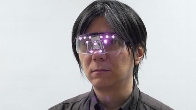 ¿Miedo al reconocimiento facial? Japón crea unas gafas con luces LED que lo impide